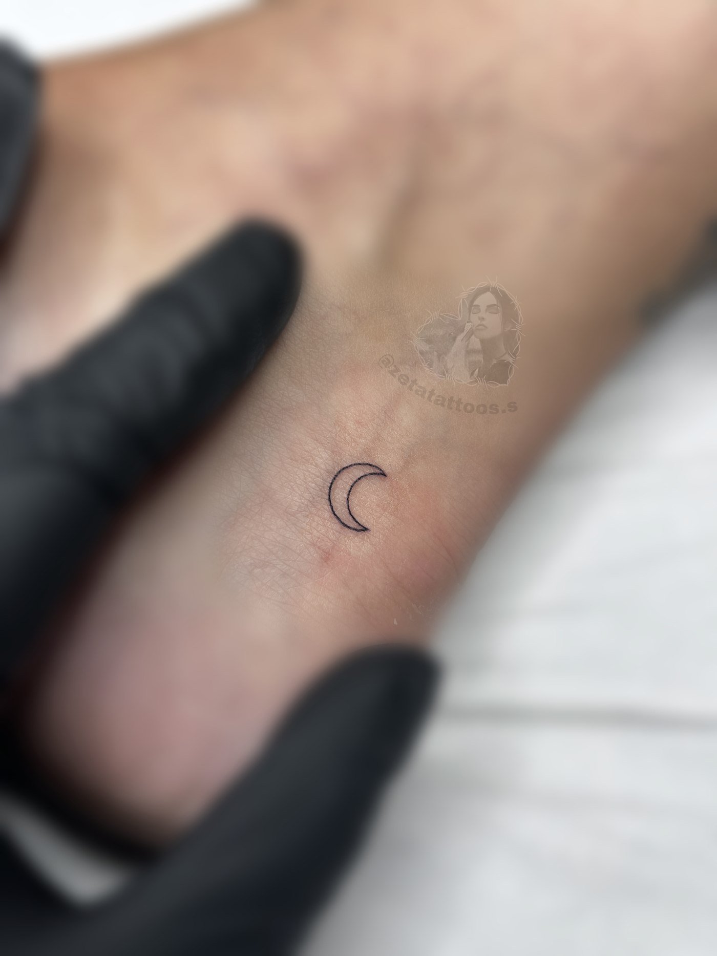Luna creciente en muñeca
