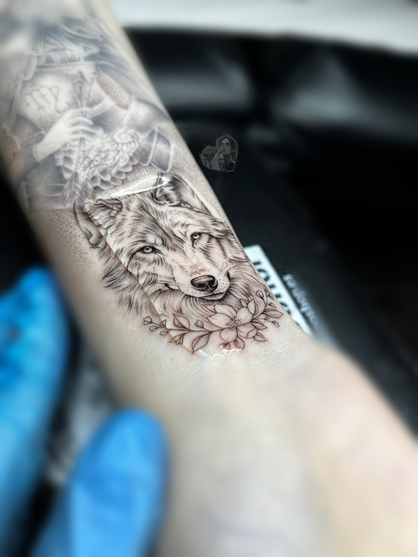 Lobo con flores